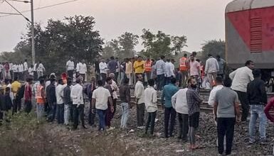 Photo of मोठी बातमी: जीव वाचवण्यासाठी मारल्या उड्या; जळगावात 11 जणांचा रेल्वे अपघातात दुर्देवी मृत्यू!!