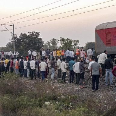 Photo of मोठी बातमी: जीव वाचवण्यासाठी मारल्या उड्या; जळगावात 11 जणांचा रेल्वे अपघातात दुर्देवी मृत्यू!!