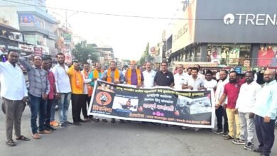 Photo of शिवसेना ( उद्धव बाळासाहेब ठाकरे ) पक्षाच्या वतीने जम्मू काश्मीर येथील पहलगाम येथे झालेल्या दहशतवादी हल्ल्यात मृत्यूमुखी पडलेल्या निष्पाप हिंदू बांधवाना श्रद्धांजली