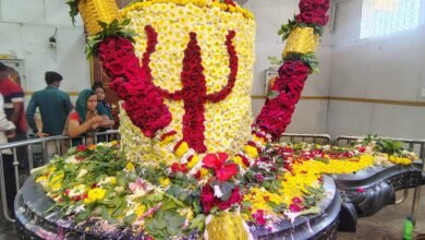 Photo of काशी विश्वनाथ महादेव मंदिरात श्रावण सोमवारी भक्तांचा महासागर; सजावट, रक्तदान आणि महाप्रसादाने भक्तिभावात भर